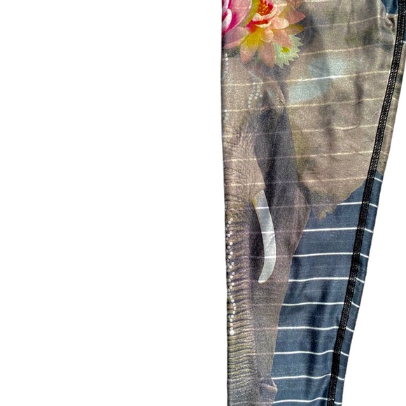 Teeki Gray & White Striped Elephant Yoga Hot Pant Leggings - Size S - Picture 3 of 6